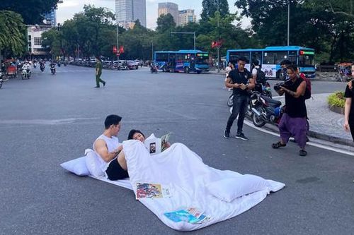 Vụ ảnh cưới 'chăn gối' ở nơi biểu tượng văn hóa: Khi phố đi bộ thành phố nằm