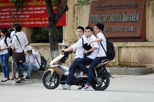 Nhà trường yêu cầu phụ huynh ký cam kết không giao xe máy cho học sinh chưa đủ tuổi