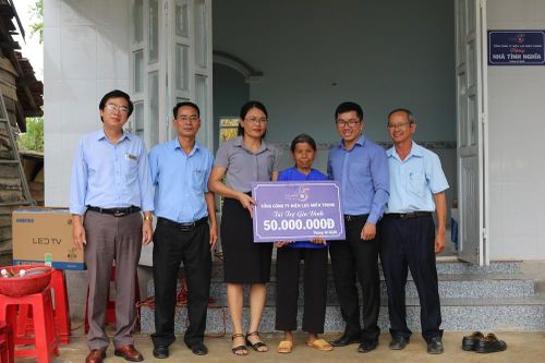 Công ty Điện lực Đắk Nông tặng nhà tình nghĩa cho các hộ nghèo