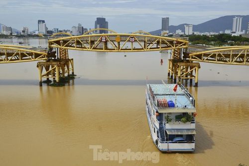 Độc đáo hình ảnh cây cầu ở Đà Nẵng 'biến hình' cho thuyền lưu thông