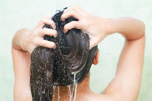 Nguyên nhân khiến tóc nhanh bết dính và cách khắc phục hiệu quả