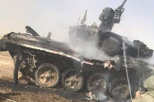 Tăng T-90A của Quân đội Nga đen thui sau khi trúng tên lửa chống tăng của...đồng đội
