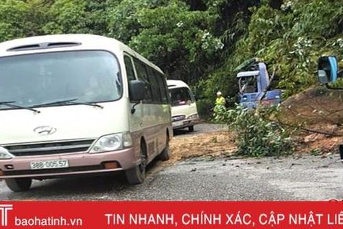 Thông xe tuyến QL 8A bị ách tắc nhiều giờ do sạt lở đất