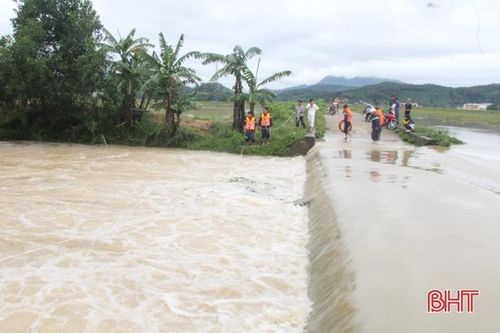 Hà Tĩnh: 3 thanh niên cố vượt đập tràn, 1 người bị cuốn trôi