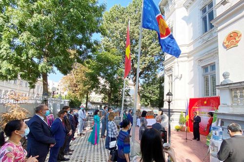 Triển lãm ảnh về đất nước, con người Việt Nam tại Rumania