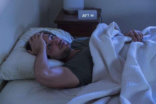 Tại sao giữa đêm chúng ta thường tỉnh giấc ngắn?