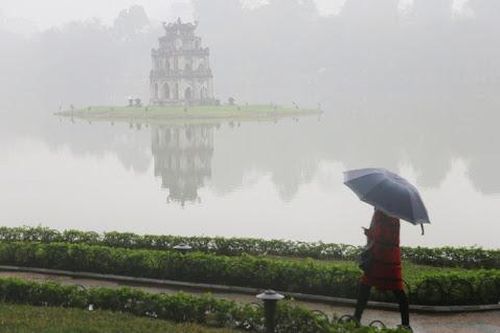 Hà Nội cuối tuần mưa lạnh như đầu mùa đông, bầu trời xám xịt đượm buồn
