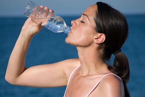 Uống quá ít nước cũng nguy hiểm như uống rượu, bia