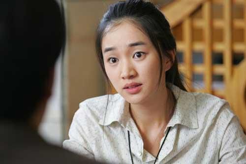 Thấy tôi gục xuống khóc sau khi nghe điện thoại từ chồng, sếp bỗng dúi chùm chìa khóa vào tay rồi nói 1 câu khiến tôi đơ người
