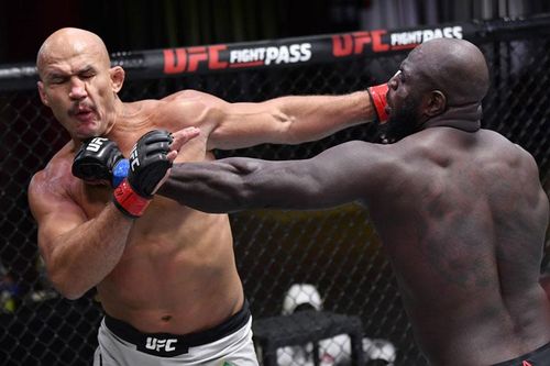 Võ sĩ UFC ra đòn như 'vũ bão' khiến đối thủ lãnh 22 cú đấm trong vài giây