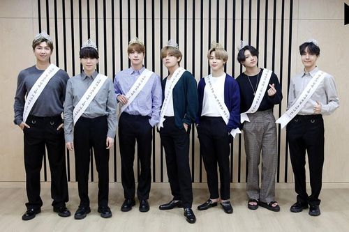 ARMY hô hào 'idol khiêm tốn...', trong khi đó BTS đeo hẳn ruy băng 'Sao nào, nhìn chúng tôi có giống nhóm nhạc No.1 Billboard không?'