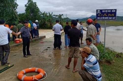 Dắt xe máy qua đập tràn, một thanh niên bị nước cuốn trôi tử vong