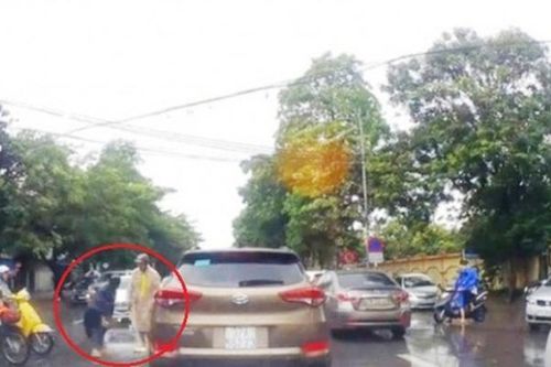 Ấm lòng khoảnh khắc cô gái trẻ tặng chiến sĩ CSGT đi chân trần đôi dép tổ ong khi đang làm nhiệm vụ giữa trời mưa bão