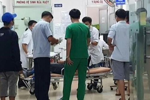 Đang ăn cơm, chủ nhà bị kẻ lạ mặt xông vào chém gần lìa cánh tay