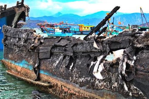 Hiện trường sau vụ hỏa hoạn ở Cảng cá Đá Bạc, Cam Ranh