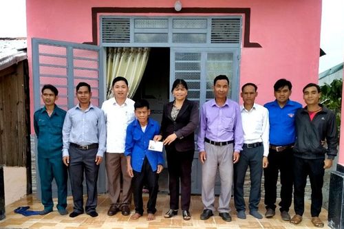 Tặng công trình nước tự chảy cho người dân xã Lộc Lâm