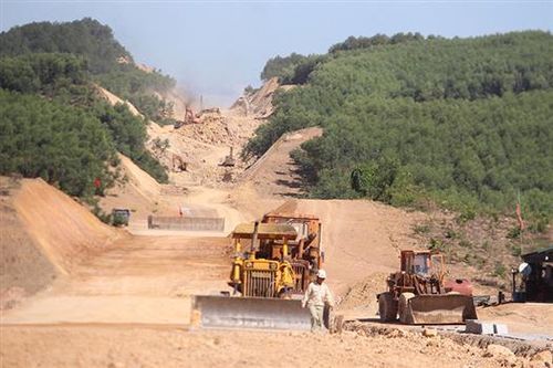Dồn sức đầu tư xây dựng kết cấu hạ tầng