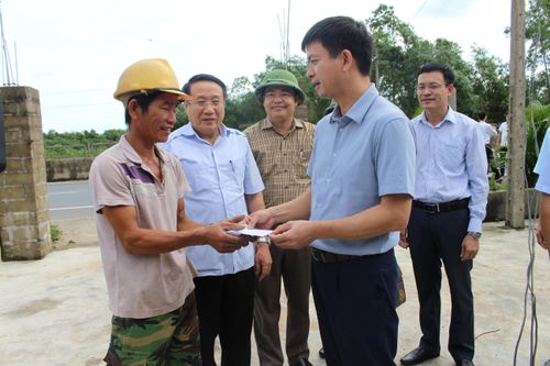 Bí thư Tỉnh ủy Lê Quang Tùng thăm hỏi, động viên các gia đình bị thiệt hại do bão số 5 gây ra tại huyện Hải Lăng