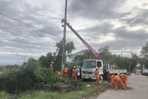 EVNCPC dồn sức xử lý sự cố điện do bão tại Thừa Thiên – Huế
