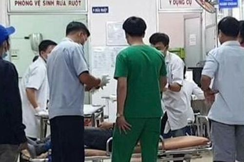 Ngồi ăn cơm, chủ nhà bị chém gần lìa tay
