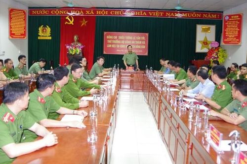 Thứ trưởng Lê Tấn Tới làm việc với Công an các huyện Đồng Văn, Mèo Vạc
