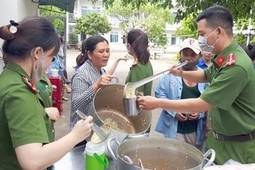 Chương trình 'Bát cháo yêu thương, lan tỏa nghĩa tình'