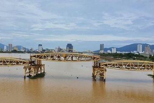 Nâng nhịp cầu cho tàu thuyền vào tránh bão