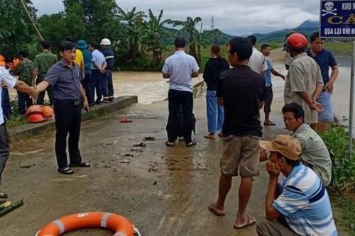 Dắt xe máy qua cầu tràn, 2 thanh niên Hà Tĩnh bị nước lũ cuốn trôi