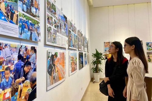 Triển lãm hơn 200 ảnh 'Tinh thần Việt và cuộc chiến chống đại dịch Covid-19'