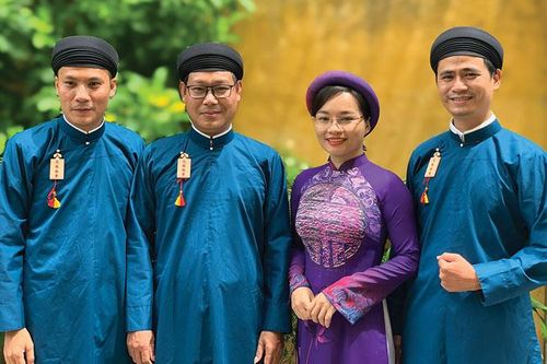 Áo dài nam truyền thống: Ứng dụng phổ biến được không?