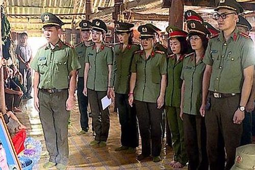 Truy tặng huy hiệu cho công an viên bị đâm tử vong khi vây bắt đối tượng ma túy ở Sơn La