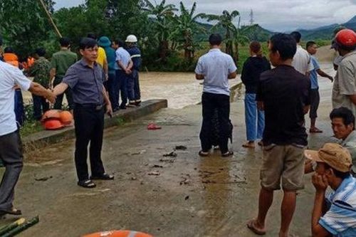 Bão số 5: Dắt xe máy qua cầu tràn, một thanh niên bị nước cuốn trôi