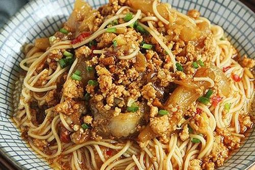 Bận rộn đi làm về trễ, tôi nấu mỗi người một tô mì xào là xong bữa tối mà cả nhà ai cũng nức nở khen ngon!