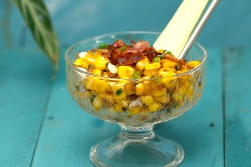 Làm món ngô xào trứng muối
