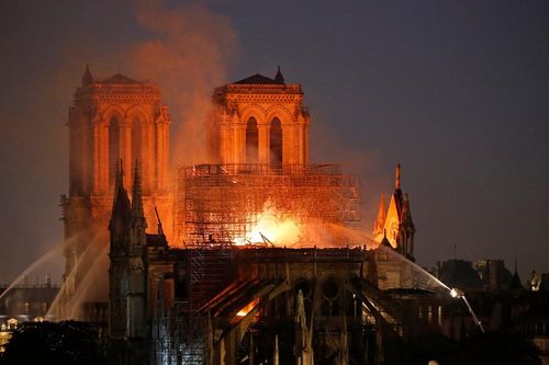 Biểu diễn kỹ thuật làm mộc thời Trung Cổ trước Nhà thờ Đức Bà Paris