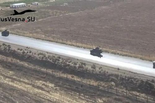 Hình ảnh trực thăng Mỹ đối đầu đoàn xe tuần tra Nga tại Syria