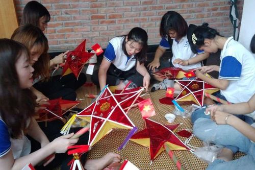 Cùng nghệ nhân dân gian làm đồ chơi vui Tết Trung thu
