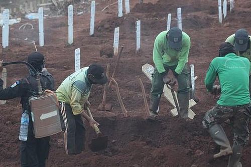 Indonesia: Phạt đào mộ nếu không đeo khẩu trang