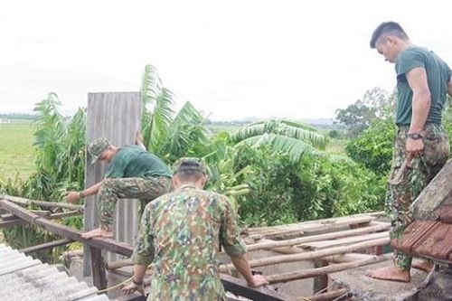 Hàng trăm cán bộ chiến sĩ hỗ trợ người dân Thừa Thiên Huế khắc phục hậu quả bão số 5