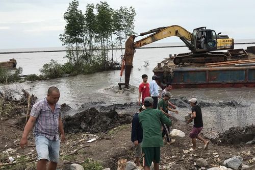 Gió mạnh, triều cường, sóng biển uy hiếp đê biển Tây
