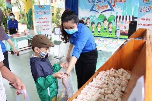 'Nhà sách 0 đồng' tiếp sức học trò vùng tâm dịch