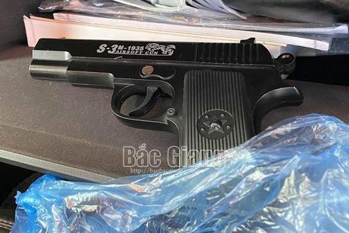 Tạm giữ đối tượng cho vay nặng lãi, mang súng uy hiếp con nợ