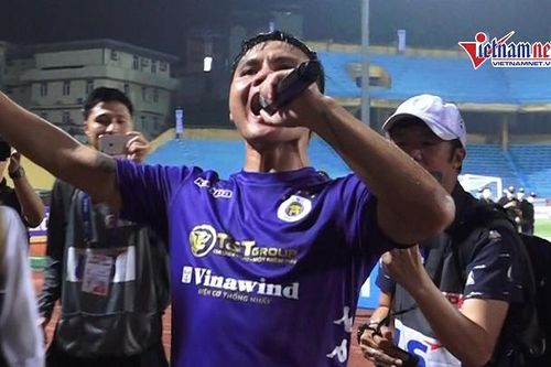 Ghi siêu phẩm giúp Hà Nội vô địch, Quang Hải cầm mic hò hét khắp sân