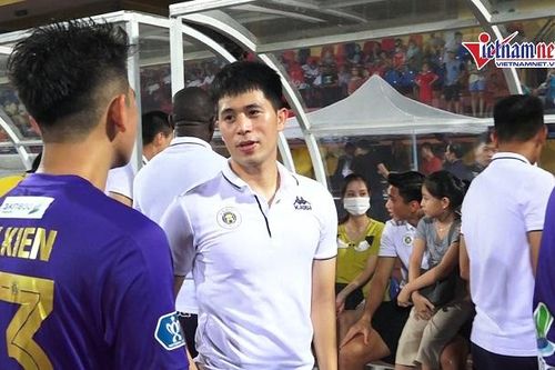 Đình Trọng lần đầu xuất hiện sau ca phẫu thuật lần 3 tại chung kết Cúp QG