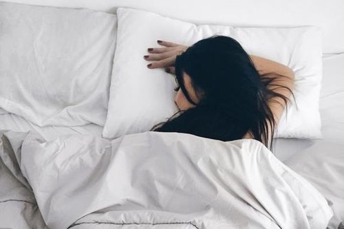 Ngủ nghiêng, ngồi sai tư thế làm nhanh già và xuống sắc