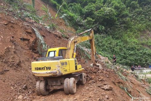 Nghệ An khắc phục sạt lở núi trên các tuyến đường ở miền núi