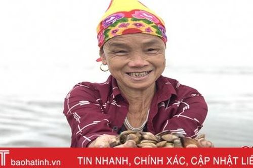 Người dân Lộc Hà 'săn' nghêu biển sau mưa lớn