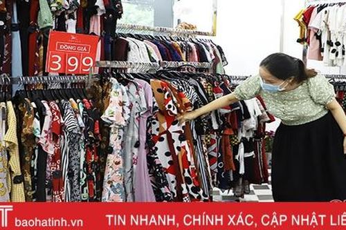 Đầu thu đông, các cửa hàng thời trang ở Hà Tĩnh đua nhau xả đồ hè