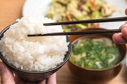 6 kiểu ăn cơm cực tai hại mà người Việt cần phải từ bỏ