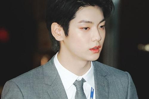 Mỹ nam TXT gây 'bão' vì visual cực soái trên đường đi làm về